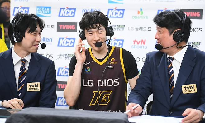 수훈 선수 인터뷰를 하고 있는 정인덕.&nbsp; &nbsp; &nbsp;사진=KBL 제공