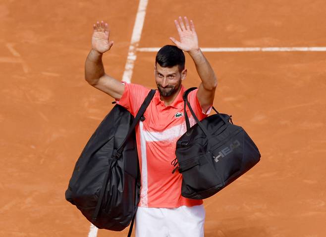 <yonhap photo-0142=""> Serbia's Novak Djokovic waves after losing against Italy's Matteo Arnaldi at the end of their 2025 ATP Tour Madrid Open tennis tournament second round singles match at the Caja Magica in Madrid, on April 26, 2025. (Photo by OSCAR DEL POZO / AFP)/2025-04-27 00:37:00/ <저작권자 ⓒ 1980-2025 ㈜연합뉴스. 무단 전재 재배포 금지, AI 학습 및 활용 금지></yonhap>