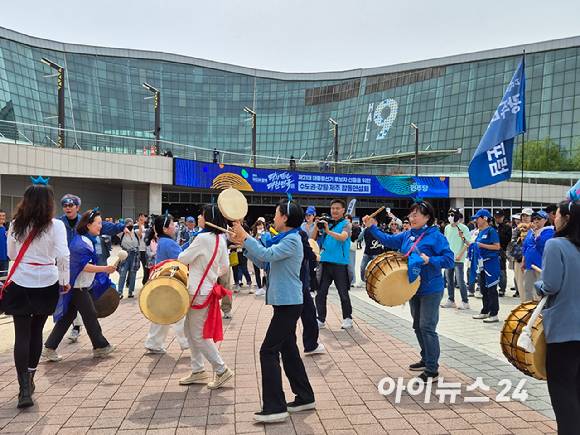 27일 더불어민주당 수도권·강원·제주 합동연설회가 열리는 고양시 일산구 킨텍스 앞에서 지지자들이 응원전을 펼치고 있다. [사진=라창현 기자]