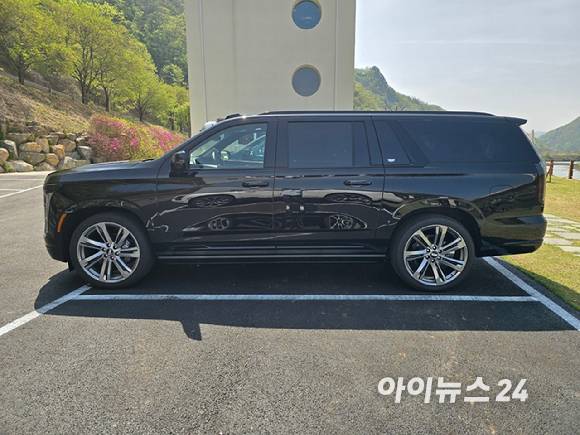 캐딜락 '더 뉴 에스컬레이드' ESV 스포츠 플래티넘 모델 측면. [사진=김종성 기자]