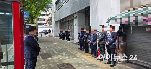 27일 서울 중구 한일빌딩 앞에 대우건설 관계자들이 서 있다. [사진=이수현 기자]