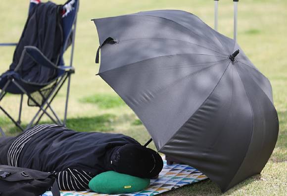 날이 개면서 기온이 다소 올라 초여름 날씨를 보인 23일 서울 서초구 반포한강공원에서 한 시민이 휴식을 취하고 있다. 2025.4.23 [사진=연합뉴스]