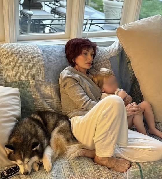 샤론 오스본이 최근 자신의 인스타그램에 공개한 사진. 얼굴 피부 등과 달리 발등에 주름이 유독 많이 보여 오젬픽으로 인한 급격한 체중 감량의 영향일 수 있다는 게 전문가들의 설명이다. 사진 인스타그램 캡처