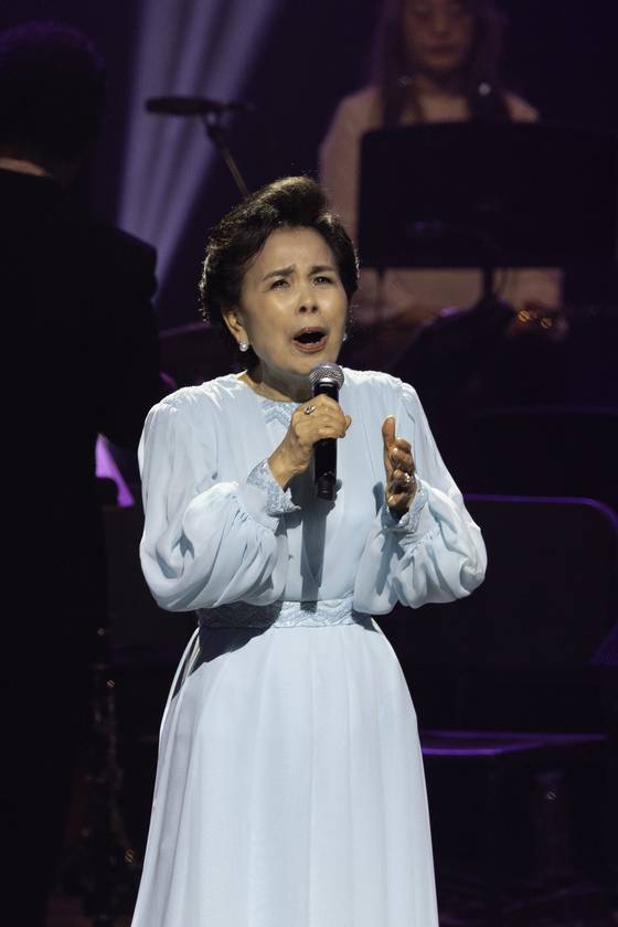 본인 이름을 건 마지막 콘서트에서 열창 중인 이미자. 사진 쇼당이엔티