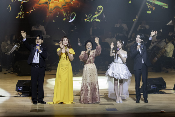 왼쪽부터 조항조, 주현미, 이미자, 정서주, 김용빈. 사진 쇼당이엔티