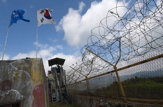강원 철원 화살머리 고지 GP에서 휘날리고 있는 태극기와 유엔기. 뉴스1