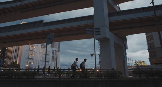 영화엔 고가도로와 육교 등 도시의 대형 구조물들이 자주 등장한다. 감독은 지난 24일 인터뷰에서 "영화는 주인공과 그들을 둘러싼 세상에 대한 이야기"라며 "그들과 세상을 같은 선상에서 두고 볼 수 있도록 육교를 활용했고, (관객들로 하여금) 주인공들이 큰 구조물(세상)을 통해 억압받고 있다고 느끼게 하고 싶었다"고 전했다. 사진 영화사진진