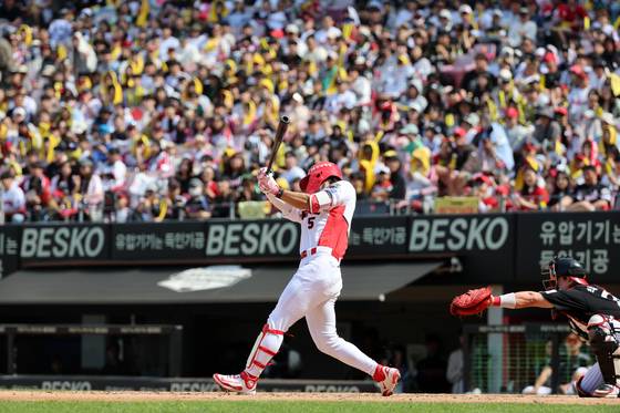 27일 광주 LG전에서 만원 관중의 환호 속에 타격하는 KIA 김도영. 연합뉴스