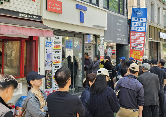 지난 26일, 서울 시내 한 SKT 대리점에서 고객들이 유심을 교체하기 위해 줄을 서 기다리고 있다. 연합뉴스