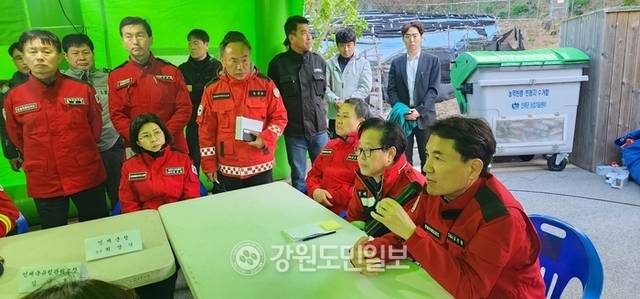 ▲ 26일 오후 인제군 상남면 하남리 인근 야산에서 발생한 산불의 진화율이 27일 오전 5시 기준 98%를 기록하고 있는 가운데 김진태 강원도지사가 “마지막 순간까지 우리가 이제 긴장을 늦추지 말라”고 당부했다.