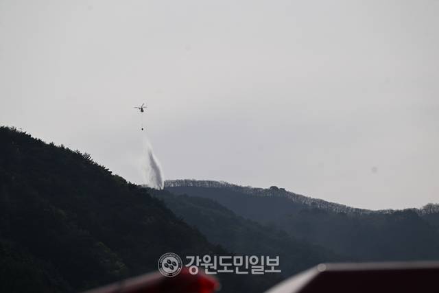 ▲ 27일 인제 상남면 하남리에서 산림, 소방, 군 관계자들이 산불을 진화하고 있다. 김정호