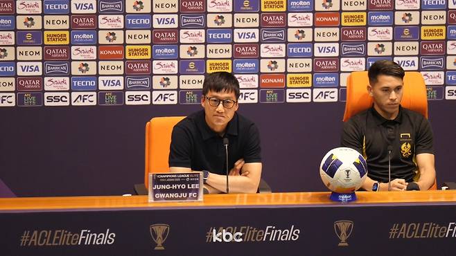 ▲24일(현지시간) 공식 기자회견에 참석한 광주FC 이정효 감독