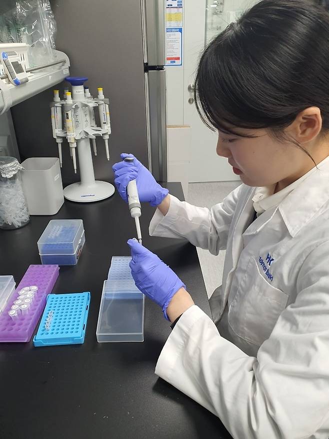 김희수 사원이 화장품 소재 연구를 하고 있다. 윤현주 기자