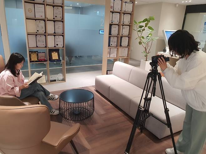 독서 경영 실천을 위한 영상물을 직원들이 제작하고 있다. 윤현주 기자