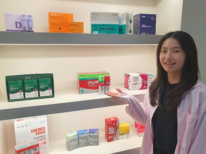 이상경 사원이 숙취해소제 등 제품을 소개하고 있다. 윤현주 기자