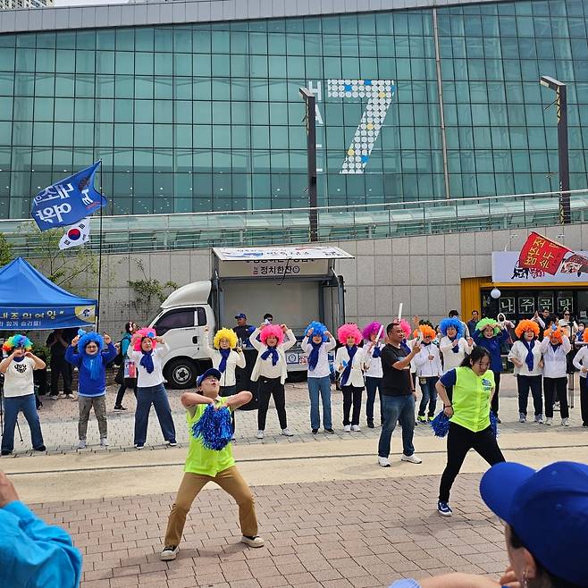 27일 경기 고양 킨텍스 행사장 앞에서 춤추고 있는 이재명 후보 지지자들의 모임 '더명 내조의여왕'. / 사진=최해련 기자