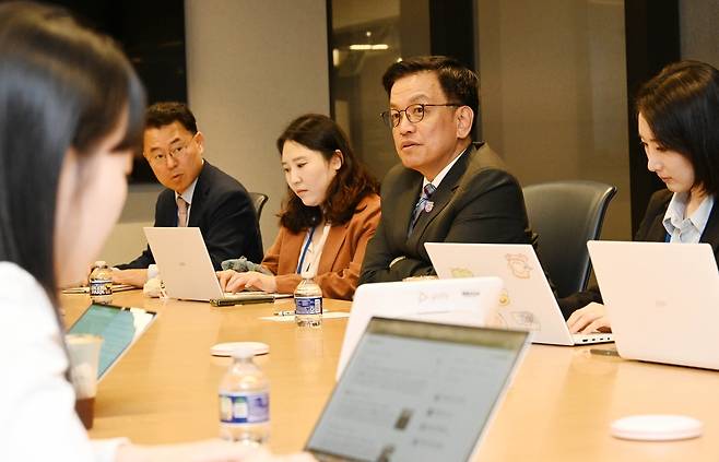 최상목 부총리 겸 기획재정부 장관이 지난 25일(현지시간) 미국 워싱턴에서 주요 20개국(G20) 재무장관 회의 동행기자단 간담회에서 발언하고 있다. 기획재정부 제공