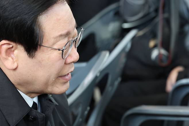 이재명 더불어민주당 대선 후보가 대표이던 지난해 12월30일 전남 무안국제공항에서 제주항공 여객기 참사 유가족을 위로하며 함께 눈물을 흘리고 있다. 공동취재