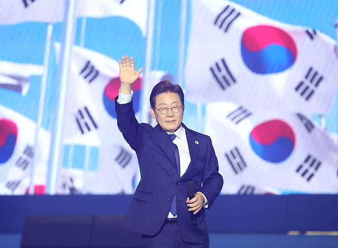 이재명 더불어민주당 전 대표가 27일 경기 고양시 킨텍스에서 열린 ‘제21대 대통령선거 후보자 선출을 위한 수도권·강원·제주 경선 및 최종 후보자 선출 대회’에서 최종 대선 후보로 확정된 뒤 손들어 인사하고 있다. 연합뉴스