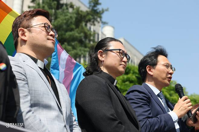 이동환 목사(가운데)가 지난 24일 서울고법 앞에서 항소심 선고 입장 발표 기자회견에 참석하고 있다. 한수빈 기자