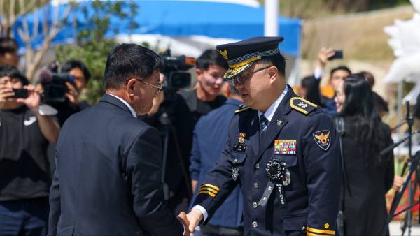 26일 의령 4·26추모공원에서 열린 ‘우 순경 사건’ 희생자 위령제에서 유영환 유가족 대표와 악수하는 김성희(사진 오른쪽) 경남경찰청장. 경남경찰청 제공
