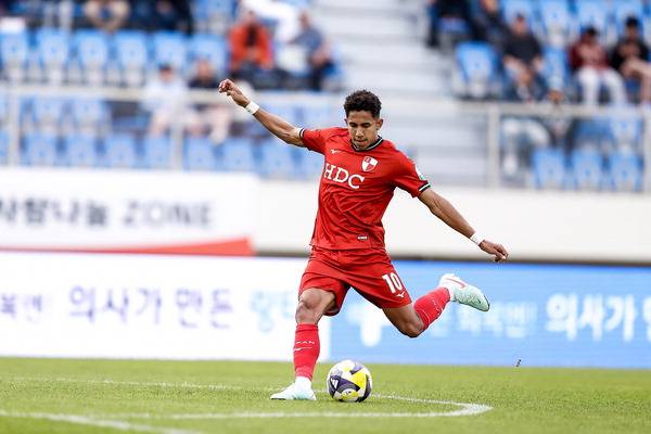 부산 아이파크 페신이 27일 구덕운동장에서 열린 화성 FC와의 경기에서 2-2로 맞선 후반 승패를 가르는 프리킥을 차고 있다.  부산 아이파크 제공