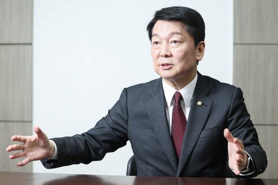 People Power Party presidential primary candidate Ahn Cheol-soo speaks during an interview with the JoongAng Ilbo, an affiliate of the Korea JoongAng Daily, at his campaign office in Yeouido, western Seoul on April 20. [JUN MIN-KYU]