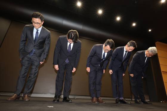 SK Telecom CEO Ryu Young-sang, center, bows during a public apology session at the company’s headquarters in Jung District, central Seoul on April 25. [NEWS1]