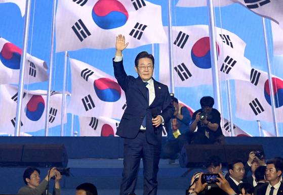 Lee Jae-myung gives a speech after winning the Democratic Party's presidential primary held in Gyeonggi's Kintex convention hall on April 27. [YONHAP]