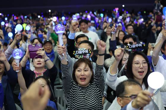 Democratic Party members cheer after Lee Jae-myung is voted as the presidential candidate on April 27 in Kintex, Gyeonggi. [NEWS1]