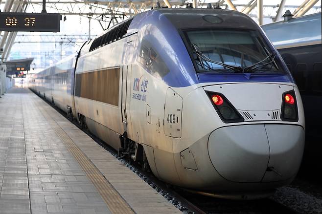 A KTX train is ready for departure at Seoul Station on March 7. [NEWS1]