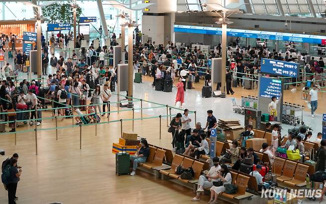 인천국제공항 제1터미널이 관광객들로 북적이고 있다. 유희태 기자