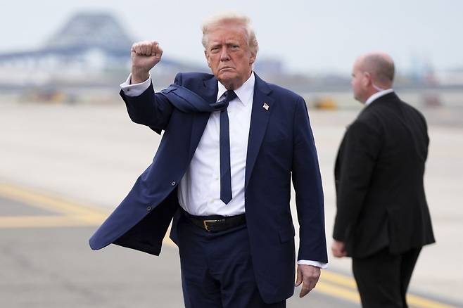 도널드 트럼프 미국 대통령이 26일(현지시간) 바티칸에서 열린 프란치스코 교황 장례식을 마친 뒤 뉴저지 뉴어크 리버티 공항에 도착하며 손을 흔들고 있다. 연합뉴스