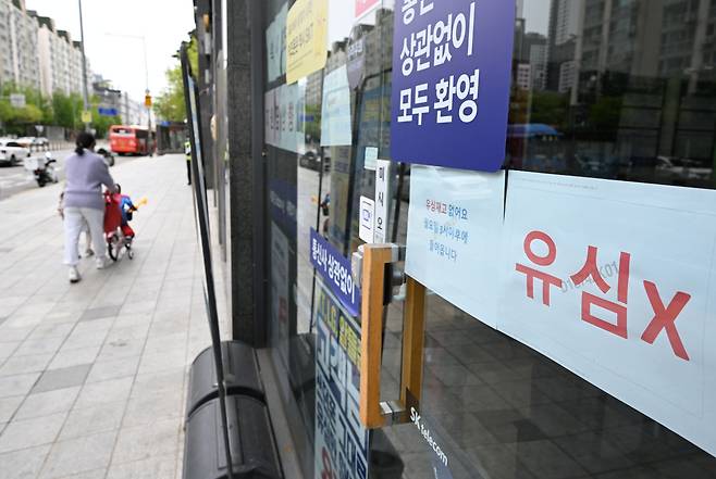 SK텔레콤이 해킹 공격을 받아 일부 유심(USIM) 관련 정보가 유출되는 사건이 발생한 가운데 27일 서울 서초구의 한 SK텔레콤 대리점에 ‘유심 재고’ 관련 안내문이 부착돼 있다. 권현구 기자