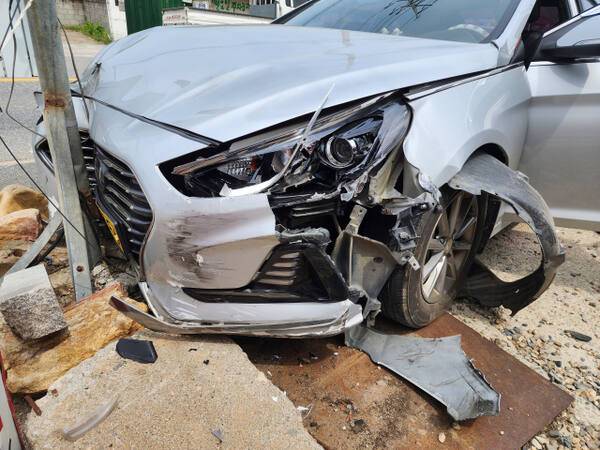 27일 양평 용문리 광탄1리의 한 도로가에서 택시가 전봇대를 충돌한 뒤 멈춰 서 있다. 독자 제공