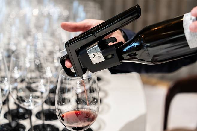 코라빈으로 와인을 따르는 모습. 아영FBC