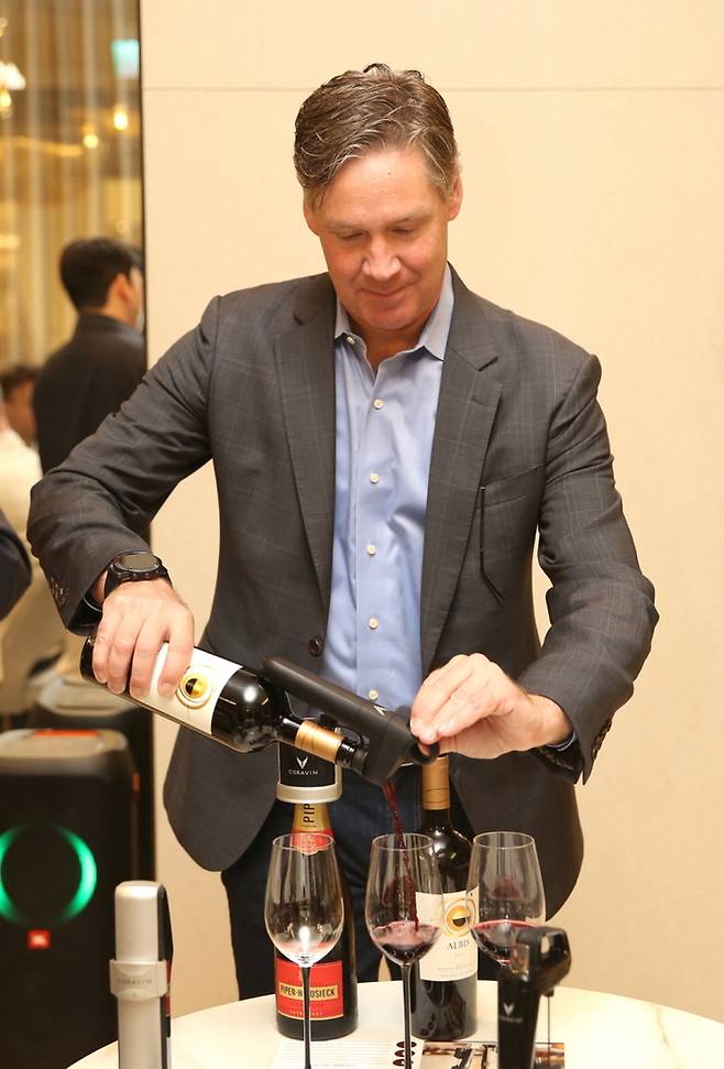 램브레트 대표가 코라빈 제품을 시연하고 있다. 아영FBC