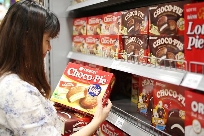베트남 호치민의 한 대형마트에 오리온 초코파이가 진열되어 있다. [사진제공=오리온]