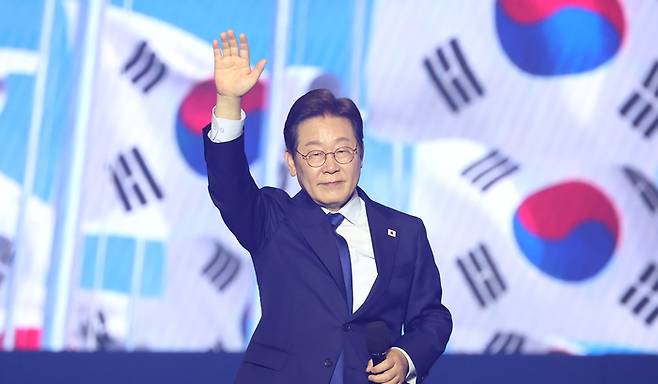 더불어민주당 이재명 대선 경선 후보가 27일 경기 고양시 킨텍스에서 열린 ‘제21대 대통령선거 후보자 선출을 위한 수도권·강원·제주 경선 및 최종 후보자 선출 대회’에서 최종 후보로 확정된 뒤 손들어 인사하고 있다. [사진 출처 = 연합뉴스]