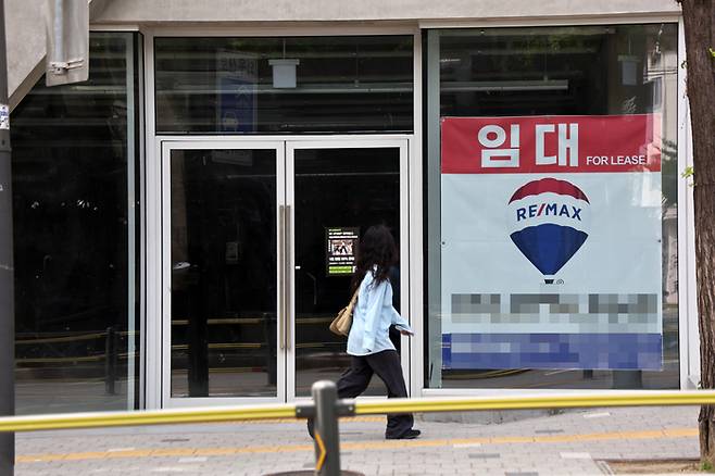 사진은 27일 서울 홍익대학교 인근 상가에 부착된 임대 관련 안내문. 2025.4.27 [사진 = 연합뉴스]