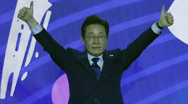 이재명 더불어민주당 제21대 대통령선거 예비후보자가 27일 경기도 고양시 킨텍스에서 열린 수도권 강원 제주 합동연설회에서 후보로 확정된 뒤 엄지손을 들고 있다. [김호영 기자]