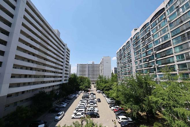 5000가구 이상 초대형 단지로 재건축을 추진 중인 서울 송파구 신천동 장미아파트.  매경DB