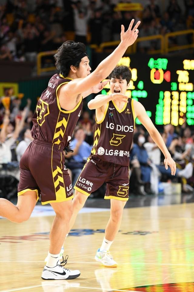 타마요(좌)와 양준석은 큰 문제 없이 4강 플레이오프 3차전에 출전한다. 사진=KBL 제공