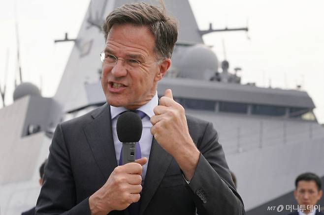 (요코스카 AFP=뉴스1) 우동명 기자 = 마르크 뤼터 나토 사무총장이 8일(현지시간) 가나가와현 요코스카에 있는 해상자위대 기지를 방문해 취재진과 만나 “중국의 군사력 증강에 맞서 인도·태평양 국가와 협력의 필요성이 중요하다”고 밝히고 있다. 2025.04.09  ⓒ AFP=뉴스1  Copyright (C) 뉴스1. All rights reserved. 무단 전재 및 재배포,  AI학습 이용 금지. /사진=(요코스카 AFP=뉴스1) 우동명 기자