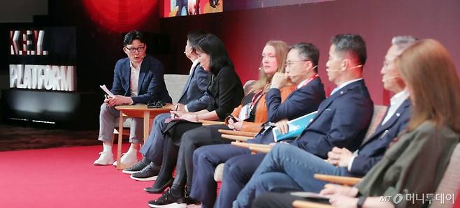 윤기동 한국과학기술지주 본부장, 임정욱 중소벤처기업부 창업벤처혁신실장, 김선우 과학기술정책연구원 선임연구위원/센터장, 스티나 란츠 스웨덴 인큐베이터 및 사이언스파크 대표, 최치호 한국과학기술지주 대표이사, 김덕호 한국식품산업클러스터진흥원 이사장, 김종갑 글로벌 디지털 혁신 네트워크 대표이사/이사장, 디테 바이써 덴마크 이노베이션센터 서울 센터장(왼쪽부터)이 25일 영등포구 콘래드 서울 호텔에서 머니투데이 주최로 진행된 '2025 키플랫폼' 특별세션3에서 'K-스타트업의 글로벌 게임체인저 전략'에 대해 토의를 하고 있다. /사진=김창현