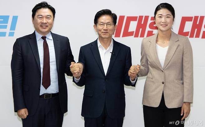 김문수 국민의힘 경선 후보가 27일 오전 서울 여의도 캠프 사무실에서 김은희 전 의원의 지지선언 기자회견을 마친 후 손을 맞잡아 보이고 있다. 왼쪽부터 주현철 미래혁신본부장, 김 후보, 김 전 의원./사진=뉴스1