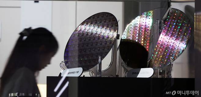 (과천=뉴스1) 황기선 기자 = 15일 경기 과천시 과천국립과학관 미래상상SF관에서 관람객들이 반도체 관련 전시품을 살펴보고 있다. 정부는 이날 경제관계장관회의 겸 산업경쟁력강화 관계장관회의에서 필수 추가경정예산(추경)안과 관련해 "반도체 산업에 대한 지원을 33조 원으로 대폭 확대하고, 재정도 2026년까지 4조 원 이상 투입하겠다"고 밝혔다. 2025.4.15/뉴스1 Copyright (C) 뉴스1. All rights reserved. 무단 전재 및 재배포, AI학습 이용 금지. /사진=(과천=뉴스1) 황기선 기자