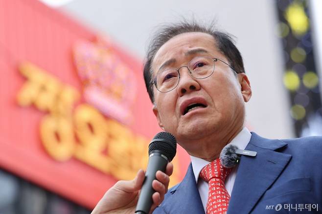 홍준표 국민의힘 대선 경선 후보가 27일 오후 서울 마포구 홍대 레드로드를 찾아 현장 기자간담회를 하고 있다. /사진=뉴스1