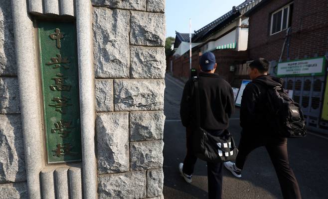 올해 대학수학능력시험이 200일 앞으로 다가오면서 이제는 개념 정복을 마친 뒤 실전 대비로 학습 방향을 조정해야 할 시기가 왔다는 조언이 나온다. 사진은 지난 3일 단축수업에 들어간 서울 종로구 헌법재판소 인근 중앙고등학교에서 학생들이 등교하고 있는 모습. /사진=뉴시스