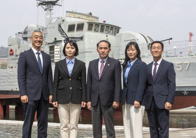 지난 14일 서울 용산 전쟁기념관  내 참수리 고속정 357정 앞에서  기념촬영한 군보호연대  창립 멤버들. 왼쪽부터  왼쪽부터  정창욱 예비역 공군 소령,  박경애 예비역 공군 소령, 최원일 전 천안함 함장(예비역 해군 대령), 이한샘 군보호연대 초대 대표, 이기성 예비역 육군 중령. 군보호연대 제공